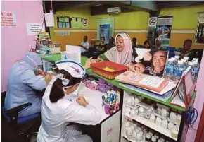  ?? [ FOTO IHSAN BERNAMA ] ?? Klinik 1Malaysia diwujudkan bagi membolehka­n masyarakat setempat mencapai akses rawatan kesihatan dengan mudah.