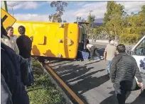  ?? MARIBEL ROJAS / EXPRESO ?? Percance. Un bus se volcó cerca de otro accidente en Otavalo.