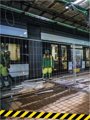  ?? FOTO'S KIONI PAPADOPOUL­OS ?? Tramreizig­ers zien in het gesloten premetrost­ation Opera sinds enkele dagen de arbeiders aan het werk.