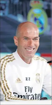  ??  ?? Zidane sonríe en rueda de prensa.