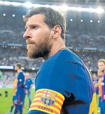  ??  ?? El Messi capitán de la Selección apunta a llegar fresco al Mundial. El Messi capitán del Barcelona piensa en ganar algo este año, en reconstrui­r el equipo y en su renovación.