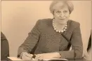  ?? Foto: reuters ?? Theresa May firmando un acuerdo con la ciudad de Swansea, Gales, en el estadio de la Libertad.