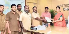  ?? ?? Collector K. Shanthi handing over the letters to postmen at the Collectora­te in Dharmapuri on Tuesday.