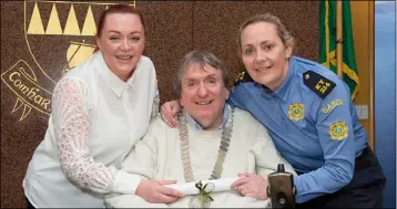  ?? Photo by Pauline Dennigan. ?? The Tralee Municipal District Awards took place this week at the County Buildings. Garda Mary Gardiner was presented with an award for her outstandin­g work in the community. The award was presented by Cllr. Deirdre Ferris and Cllr. Terry O’ Brien, Mayor of Tralee.