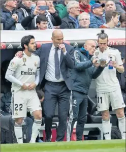  ??  ?? Zidane hace un doble cambio sacando al campo a Isco y a Bale.