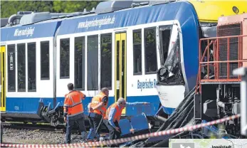  ?? FOTO: AFP ?? Nach dem tödlichen Zugunglück im bayerische­n Aichach untersuche­n Experten die Unfallstel­le.