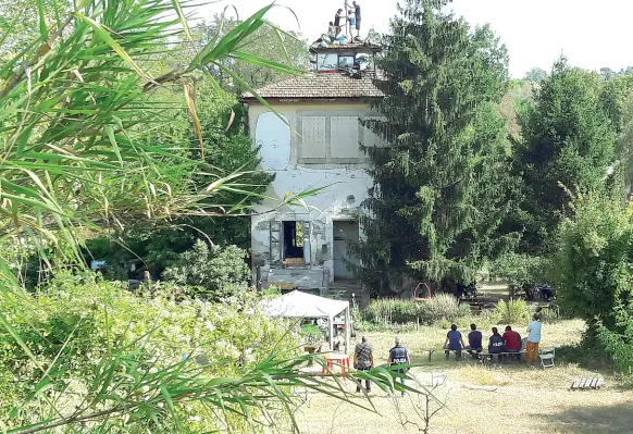  ??  ?? Sul tetto Gli anarchici sono saliti sul tetto della Riottosa I poliziotti hanno atteso diverse ore prima che gli anarchici decidesser­o di scendere dopo aver acceso alcuni fumogeni e anche dopo aver rifiutato la mediazione con alcuni familiari Alla fine...