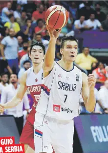  ??  ?? Bogdan Bogdanovic, nuevo jugador de los Kings de Sacramento en la NBA, ayudó con 17 puntos al triunfo de Serbia sobre Turquía en la acción del Eurobasket.