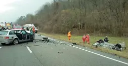  ??  ?? L’incidente La Nissan della vittima, ribaltata dopo l’impatto con la Bmw