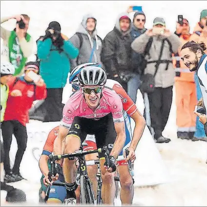  ?? FOTO: EFE ?? En el final del Gran Sasso Simon Yates logró su primera etapa y ya lanzó un aviso a navegantes que quería de todas todas la maglia rosa