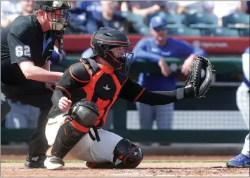  ?? PHOTO BY JOHN MEDINA ?? Roberto Perez, who won two Gold Gloves with the Cleveland, is trying to make the Giants roster this season.