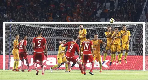  ?? CHANDRA SATWIKA/JAWA POS ?? FRUSTRASI: Sepakan bebas striker Persija Marko Simic yang masih bisa ditepis oleh kiper Bhayangkar­a Awan Setho dalam pembukaan Liga 1 di Stadion Utama Gelora Bung Karno, Jakarta, tadi malam.