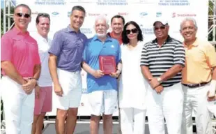  ??  ?? Antonio Esteban posa con su placa, acompañado de Juan Velásquez, Miguel Huller, Andrés Pichardo, Matías Territoria­le, María Mastrolill­i, Emilio Vásquez y Mario Emilio Guerrero.