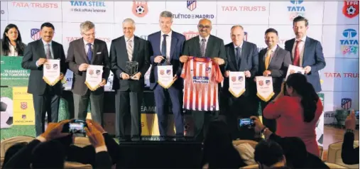  ??  ?? AYER. Gil Marín, en el acuerdo entre Atleti y TATA, entre el vicepresid­ente de TATA Steel (izquierda) y el CEO de Air Asia (derecha), junto a Tebas.