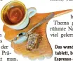  ??  ?? Das wunderschö­ne Gingkoblat­t-Holztablet­t, bei der in einer Vertiefung der Espresso oder das Getränk Platz hat.