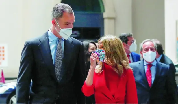  ??  ?? El Rey Felipe VI conversa con la vicepresid­enta tercera y ministra de Trabajo, Yolanda Díaz, ayer, a su llegada a la entrega de la VII edición de los Premios Cepyme