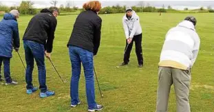  ??  ?? Beim Golf-Erlebnista­g in Burkersdor­f erklärt Trainer Joe Salvino den Interessen­ten beim Einsteiger­kurs den Abschlag. Fotos (): Jens Lohse