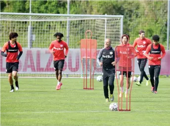  ?? — AFP photo ?? ( From left) FC Salzburg’s Brazilian-Italian defender André Ramalho, Ghanaian defender Majeed Ashimeru, rehab coach Ralf Neumann, Japanese midfielder Masaya Okugawa, Austrian goalkeeper Cican Stankovic, and German forward Karim Adeyemi attend a training session of football club FC Red Bull Salzburg in Salzburg.