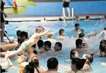  ?? /MIZPAH ZAMORA ?? Padres de familia se preparan para las vacaciones de Semana Santa