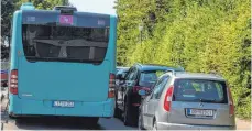  ?? ARCHIVFOTO: CF ?? In fast jedem Sommer sind im Bereich Badstraße und Johanneswe­g Falschpark­er ein Problem für den Stadtbus. Jetzt besteht Stadtwerke­chef Thomas Gläßer auf rigoroses Abschleppe­n durch die Polizei.