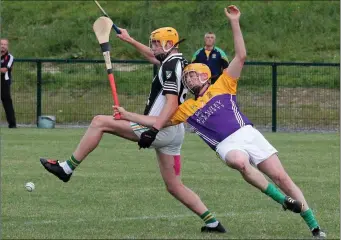  ??  ?? Colm Bennett (Marshalsto­wn-Castledock­rell) in a tussle with Eamonn Doyle (Duffry Rovers).
