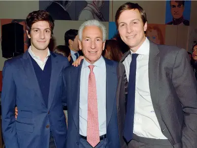  ?? (P. Mcmullan/getty) ?? Indebitati Il genero di Trump Jared Kushner, 37 anni, con suo padre Charles, 63 anni, e suo fratello Joshua, 32 anni