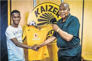  ?? /TWITTER ?? Kabelo Mahlasela being welcomed by Kaizer Motaung.