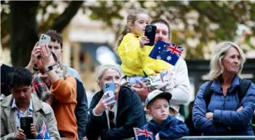  ?? XINHUA/VNA Photo ?? People watch the Anzac Day parade in Perth, Australia, yesterday. Anzac Day, April 25, marks the anniversar­y of the
rst major military action fought by Australian and New Zealand Army Corps (Anzac) in World War I on Turkey's Gallipoli Peninsula in 1915.
