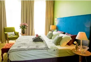  ??  ?? Culorile vibrante care au fost folosite în amenajarea camerelor din hotel stimulează, după cum spune designerul, anumite simțuri, creativita­tea și productivi­tatea.