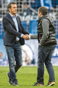  ?? Foto: imago ?? Im März 2017 musste Manuel Baum (rechts) Markus Weinzierl gratuliere­n. Baum hatte mit dem FCA 0:3 gegen Schalke verloren.
