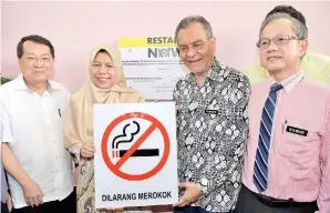  ??  ?? DZULKEFLY (dua, kanan) bersama Menteri Perumahan dan Kerajaan Tempatan Zuraida Kamaruddin (dua, kiri) pada Majlis Pelancaran Program Restart Now (Restoran Tanpa Asap Rokok dan Tembakau) dan Program Promosi Tempat Makan sebagai Tempat Larangan Merokok di Medan Selera Presint 9. Turut hadir Timbalan Menteri Kesihatan Dr Lee Boon Chye (kanan).