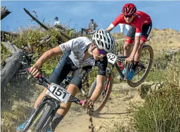  ?? WARWICK SMITH/STUFF ?? Ethan Rose, left, has Adam Francis hot on his heels during the under-17 race at the North Island cross-country championsh­ips at Arapuke Forest Park.