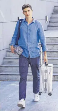  ?? FOTOS: PABLO GARCÍA (RFEF) ?? Pau Francisco Torres, a su llegada a Las Rozas.