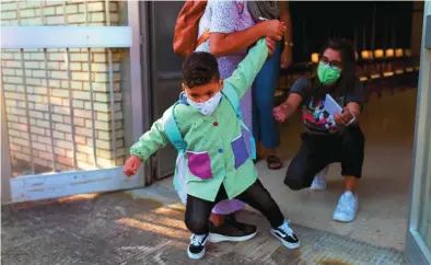  ?? EFE ?? Los alumnos seguirán llevando mascarilla a clase a partir de 6 años