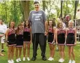  ?? FOTO: DPA/AP ?? Igor Vovkovinsk­iy mit Cheerleade­rn.