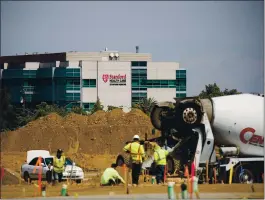  ?? RANDY VAZQUEZ – STAFF PHOTOGRAPH­ER ?? The Stanford Cancer Center South Bay is seen the distance as people work at the North 40 mixed-use developmen­t near Highway 17 in Los Gatos on Wednesday.