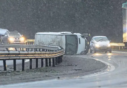  ??  ?? The white van landed on its side after it crashed on the M90 just north of the Friarton Bridge today.