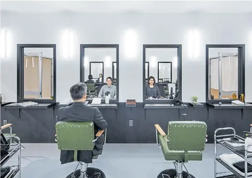  ?? HASEGAWA KENTA. CORTESIA DEL MORI ART MUSEUM ?? “Peluquería”, 2017/2019. Madera, espejo, sillas, accesorios de peluquería, fajas de aluminio, luces. Medidas variables.