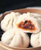  ?? ?? O Char Siu Bao (Pão com o Recheio da Carne Assada), é um dos petiscos mais representa­tivos da região de Guangdong, Hong Kong e Macau.