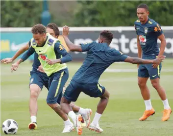  ?? — Reuters ?? Brazil’s Neymar and Fred during training.