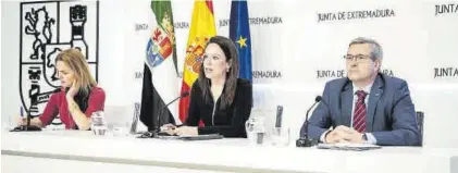  ?? JUNTAEX ?? La directora de la ONT, Beatríz Domínguez, la consejera de Salud, Sara García, y el coordinado­r de trasplante­s, Luis López.