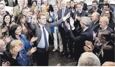  ?? José Luis Roca ?? Feijóo y Rueda son recibidos entre aplausos a la llegada a la sede del PP, ayer.