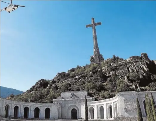  ?? EFE ?? El helicópter­o parte del Valle de los Caídos tras la exhumación de Franco