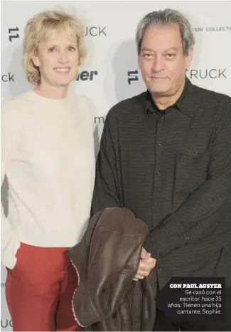  ??  ?? CON PAUL AUSTER Se casó con el escritor hace 35 años. Tienen una hija cantante, Sophie.