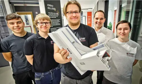  ?? FOTO: DANIEL VOLKMANN ?? Die Energie-scouts Maximilian Kempa (von links), Ronny Billhardt, Nico Billhardt und Clara Billert präsentier­en gemeinsam mit Prokurist Tobias Kern einen Fensterrah­men mit dem NFC-CHIP.