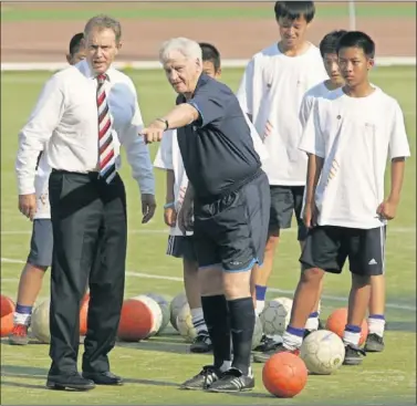  ??  ?? LÍDER. Tony Blair participa de una actividad futbolísti­ca durante un acto.