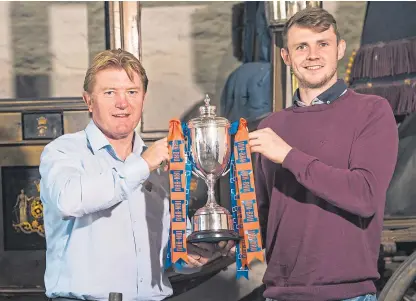  ?? Picture: SNS Group. ?? Former Motherwell manager Stuart McCall, left, and Scottish swimmer Ross Murdoch are on hand at the draw for the second round of the Irn- Bru Cup.