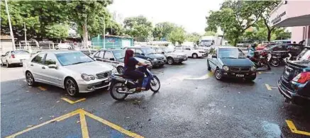  ??  ?? Perwartaan di Jalan Pasar Patani pelaksanaa­n bayaran kutipan tempat parkir kereta baharu yang didakwa membebanka­n pengguna.