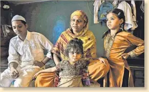  ?? MUJEEB FARUQUI/ HT PHOTO ?? Noor Jahan, with son Afroz and grandchild­ren at their house in JP Nagar, Bhopal.