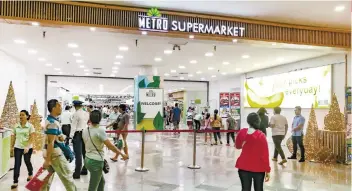  ?? SUNSTAR FOTO / ARNI ACLAO ?? NEW AND IMPROVED. The newly reopened Metro Ayala Supermarke­t is brighter and more spacious, according to some shoppers.
